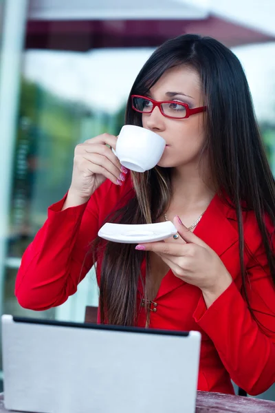 Бізнес-леді в кафе на відкритому повітрі — стокове фото