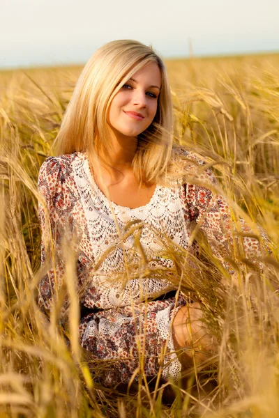 Mulher sentada no campo de trigo — Fotografia de Stock