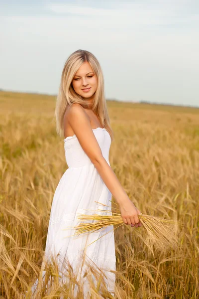 Женщина ходит по пшеничному полю — стоковое фото