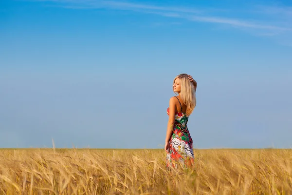 Frau geht auf Weizenfeld — Stockfoto