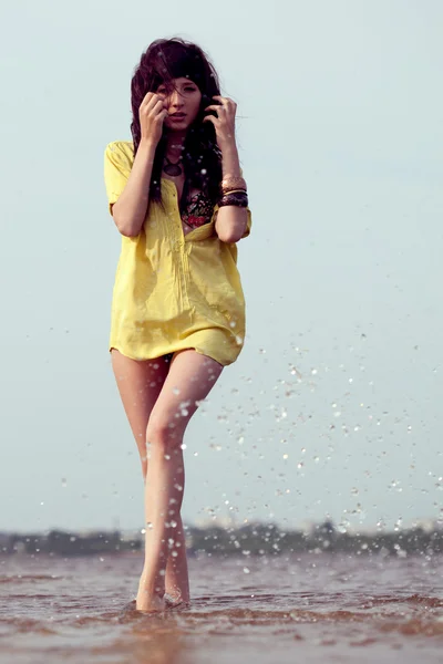 Frau läuft auf dem Wasser — Stockfoto