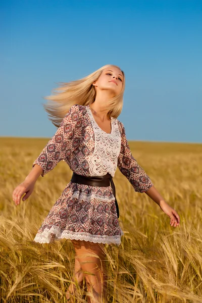 Femme marchant sur le champ de blé — Photo