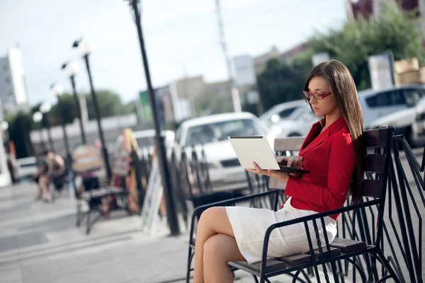 Podnikatelka sedí na lavičce — Stock fotografie