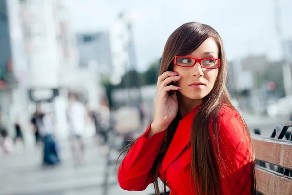 Telefon ederken ciddi iş kadını — Stok fotoğraf