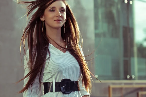 Жінка з літаючим волоссям — стокове фото