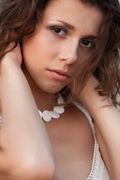 Nahaufnahme Frauenporträt mit Perlen am Hals — Stockfoto