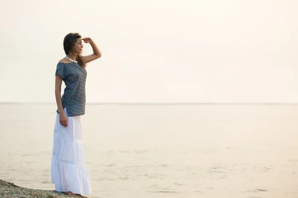 Frau steht an der Küste — Stockfoto