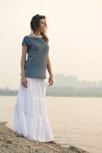 Woman standing on coast — Stock Photo, Image