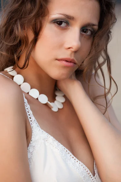 Ritratto di donna con perline sul collo — Foto Stock
