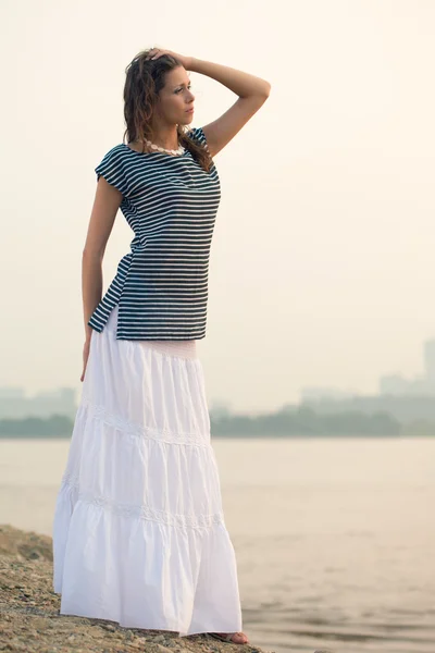 Vrouw striped blouse dragen — Stockfoto