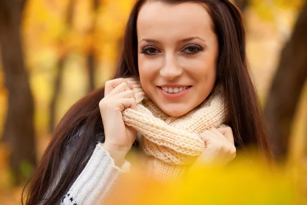 Lachende brunette vrouw in herfst park — Stockfoto
