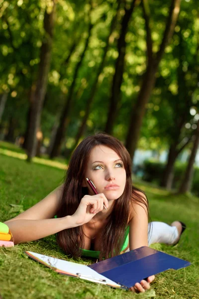 Žena na trávě a myšlení — Stock fotografie