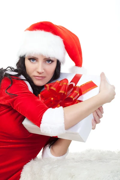 Mooie vrouw in santa kostuum houden doos van de gift — Stockfoto