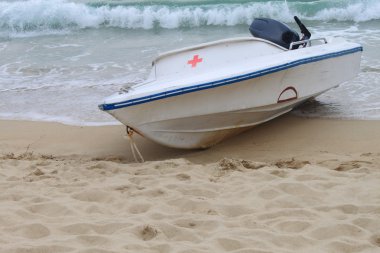 kum üzerinde Motorlu tekne