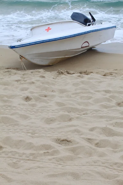 Barco a motor na areia — Fotografia de Stock
