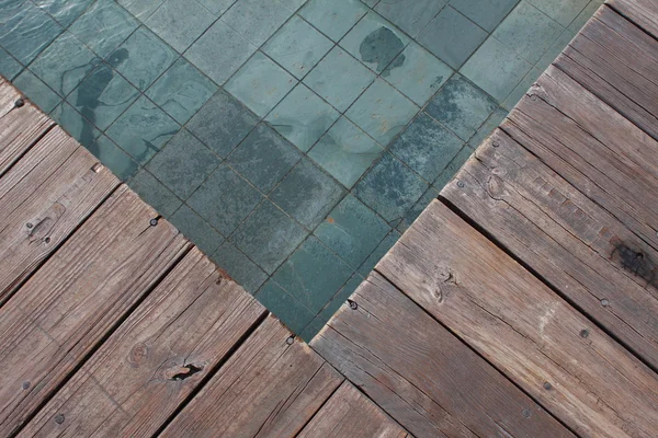 Zwembad met houten vloer — Stockfoto