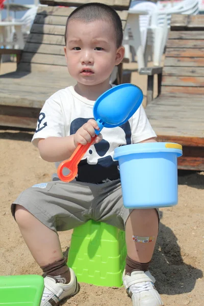 Chłopiec grać na piasku — Zdjęcie stockowe