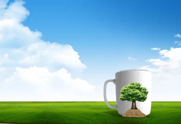 Cup and tree — Stock Photo, Image