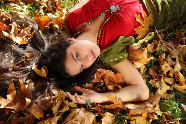 Dame im Herbstpark — Stockfoto