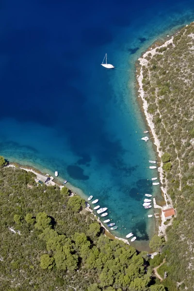 Bay på ön hvar från luften — Stockfoto