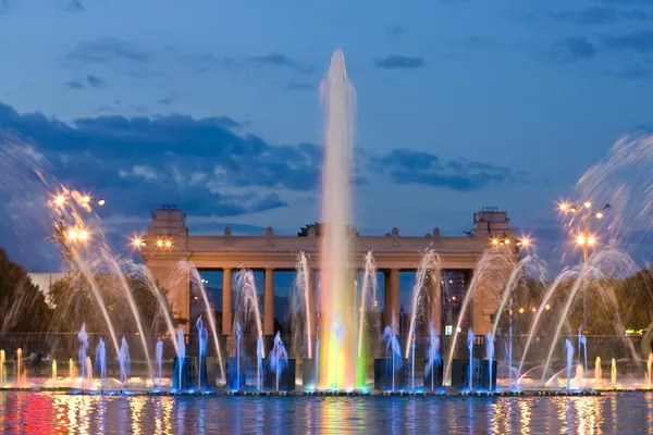 Barevná světelná fontána v Moskvě Gorkého park — Stock fotografie