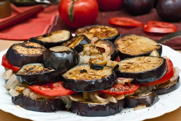 Баклажан, грибы, помидоры — стоковое фото