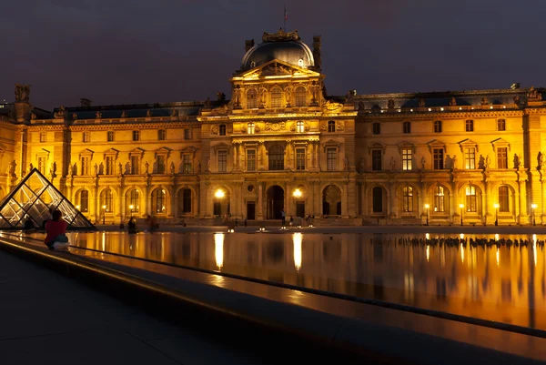 パリ、ルーヴル美術館、夜 — ストック写真