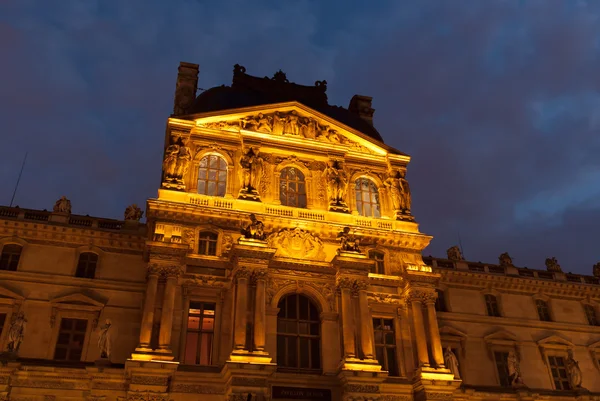 Paris, Louvren, natt — Stockfoto