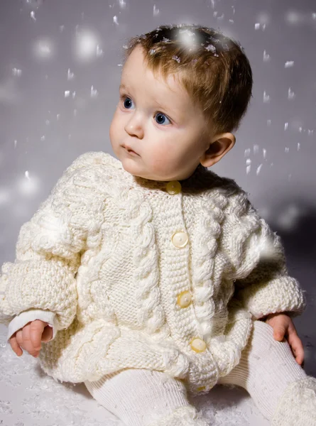 사랑 스러운 아기 스웨터에 밝은 인물 — 스톡 사진