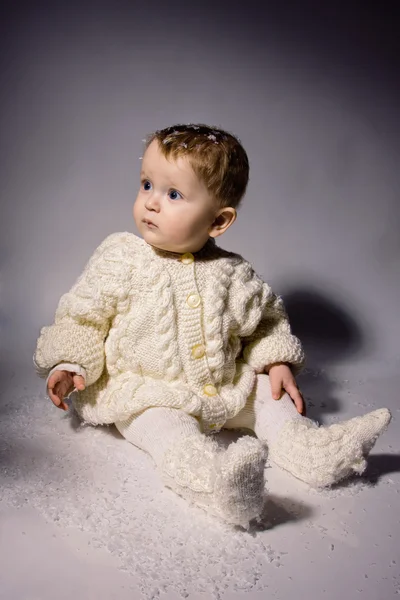 Heldere portret van schattige baby in de trui — Stockfoto
