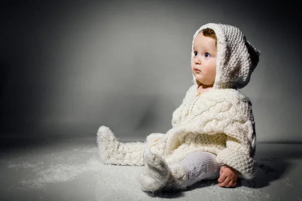 Jasny portret noworodek w sweter — Zdjęcie stockowe