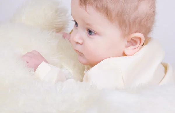 かわいい赤ちゃんのセーターでの明るい肖像画 — ストック写真