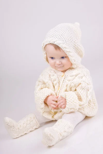 Φωτεινό πορτρέτο του αξιολάτρευτο μωρό στο το πουλόβερ — Φωτογραφία Αρχείου