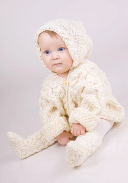 Retrato brillante de adorable bebé en el suéter —  Fotos de Stock
