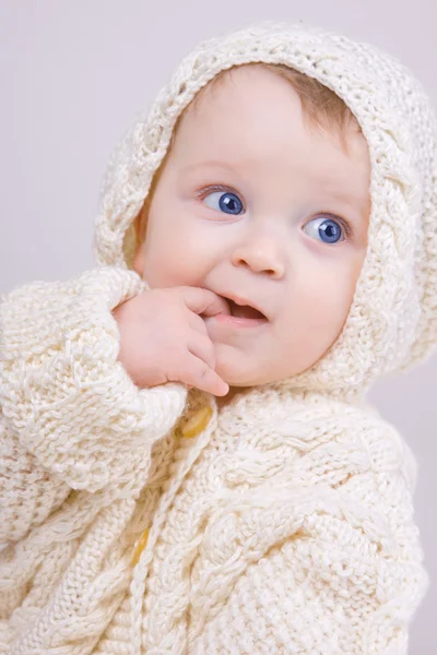 Jasny portret noworodek w sweter — Zdjęcie stockowe