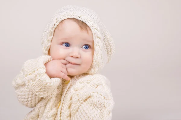 Světlé portrét roztomilé dítě ve svetru — Stock fotografie