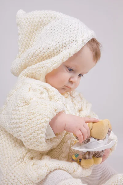 Retrato brilhante de bebê adorável na camisola — Fotografia de Stock