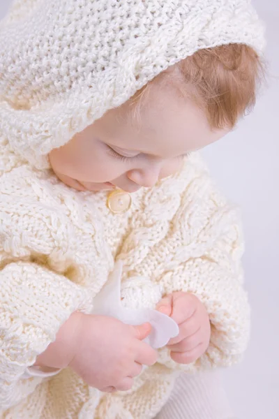 Яркий портрет очаровательного ребенка в свитере — стоковое фото