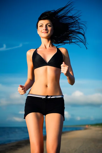 Mulher atraente correndo na praia — Fotografia de Stock
