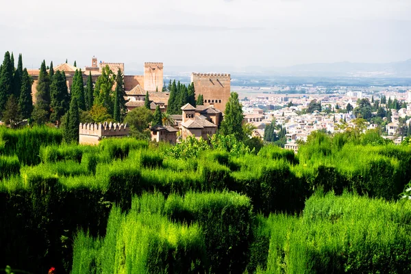 Palác Alhambra a pohled na město granada, Španělsko — Stock fotografie