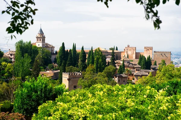 Alhambrapalass og utsikt over Granada by, Spania – stockfoto