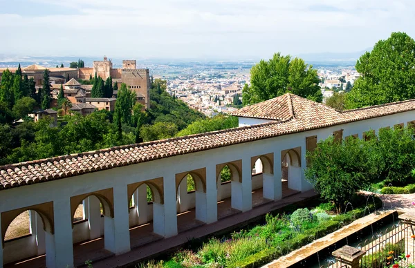Palácio de Alhambra e vista da cidade de Granada — Fotografia de Stock
