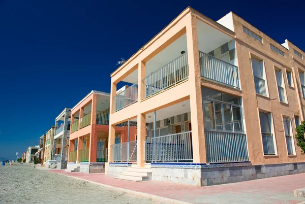 Edifícios de apartamentos perto do mar — Fotografia de Stock