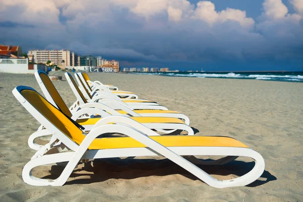 Ligstoelen op het strand — Stockfoto