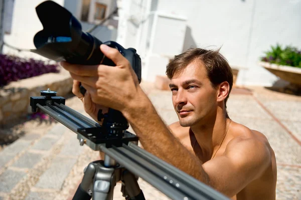 Knappe man met camcorder outdoors — Stockfoto