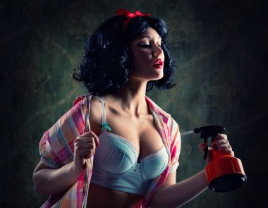 Sprey şişesi holding pin-up kızı