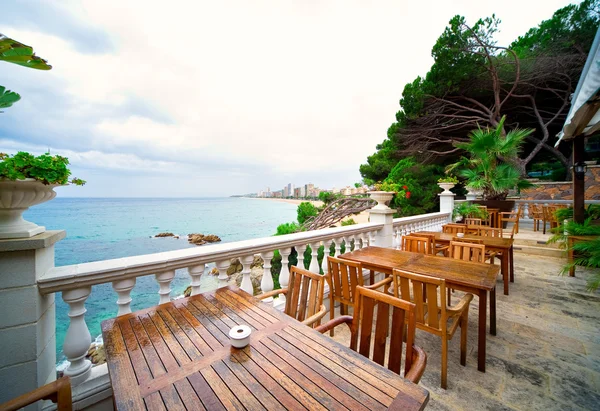 地中海の海の近くの夏のカフェ — ストック写真