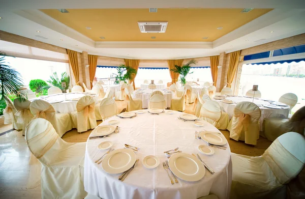 Esküvői belső asztallal és székekkel — Stock Fotó