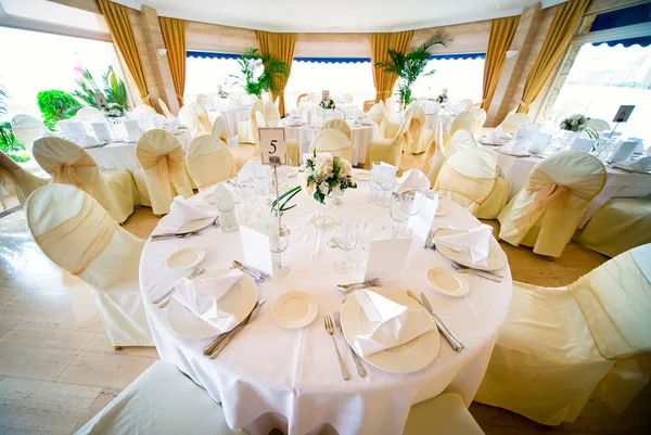 Bröllop interiör med bord och stolar — Stockfoto