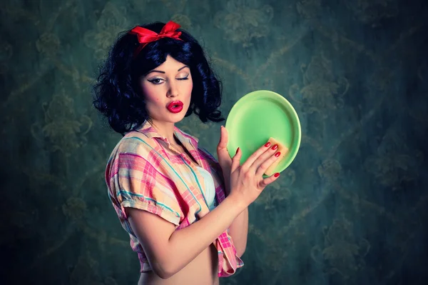 Beautiful housewife washing a plate pin up; pin-up; woman; housewife; clean — Stock Photo, Image